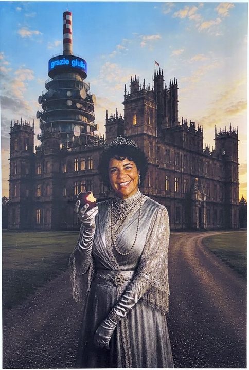 Fotomontaggio: torre Mediaset con insegna ‘grazie giulia’ e Highclere Castle, Giulia in costume Downton Abbey con mela morsicata