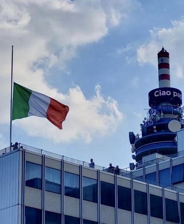 Mediaset, 12 giugno 2023: bandiera a mezz’asta, Cologno Monzese
